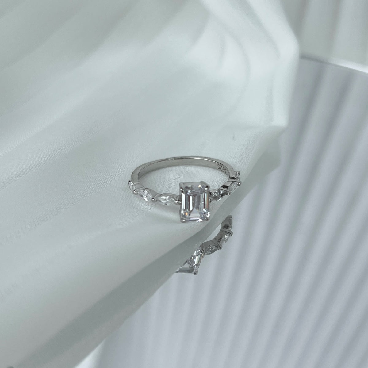 [Rose Tomorrow]1.0 Carat Dainty Resplendent Radiant Cut Daily Ring