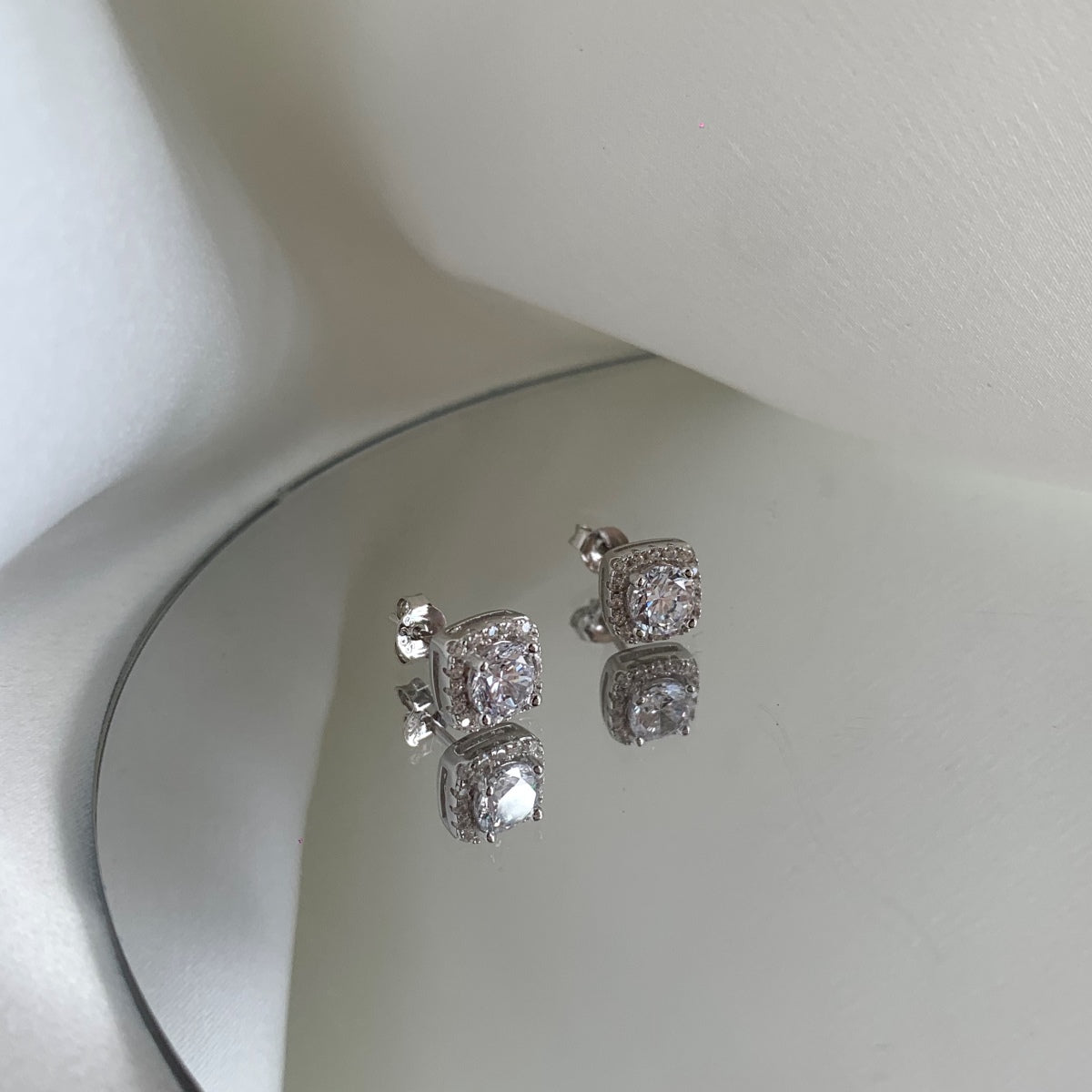 [Rose Tomorrow]Classic Round Center Stone Stud Earrings